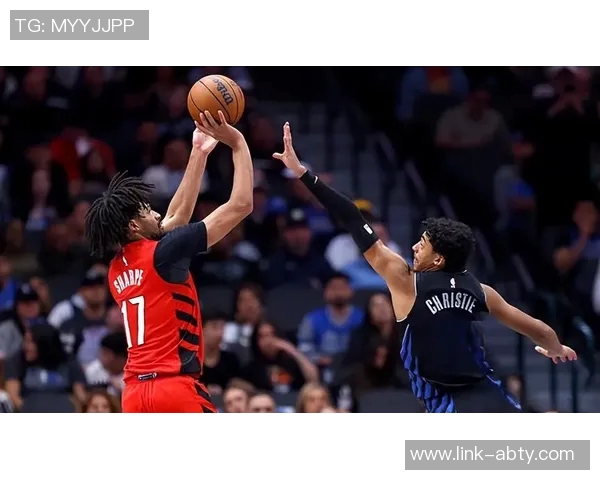 谢顿夏普表现出色18投9中砍下25分助力球队内外开花三分球命中率高达50